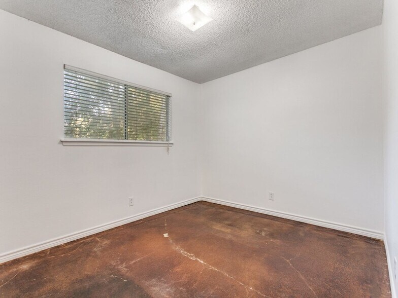 Building Photo - 12411 Ln Lira St