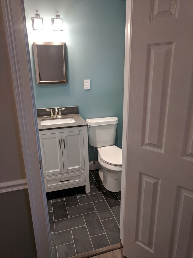 Building Photo - Gorgeous  1BR Condo Near UTK | Parking, On-site Laundry