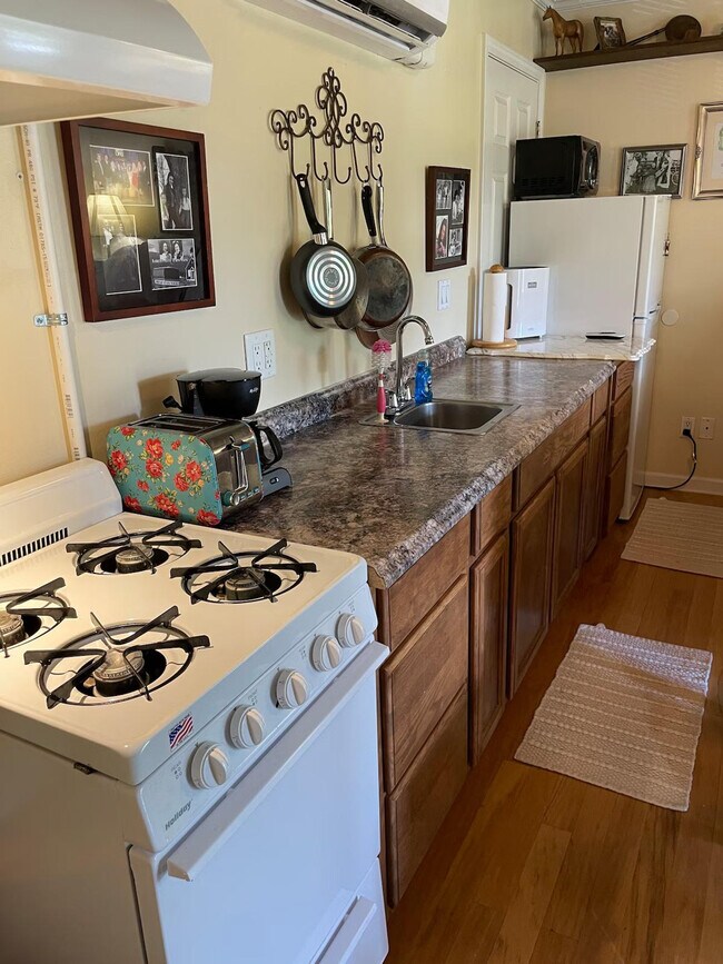 Building Photo - 176 Schools Dr