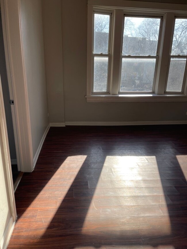 Building Photo - 3 Bedroom Unit with a Great Management Com...