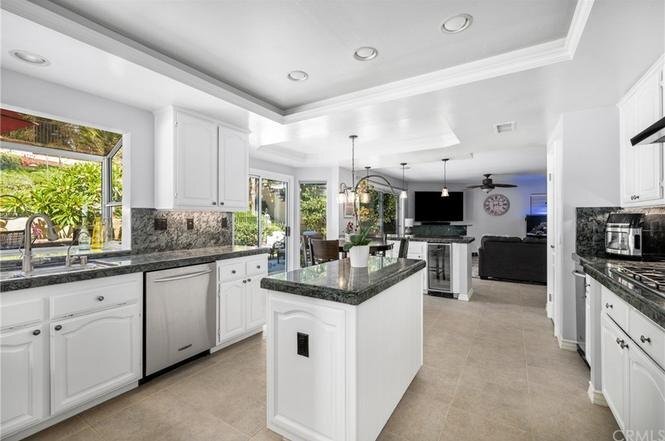 Building Photo - 5860 Vista Del Mar
