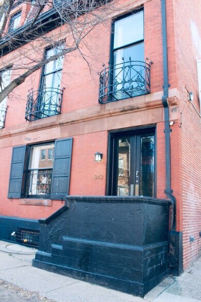 Building Photo - 842 Park Ave