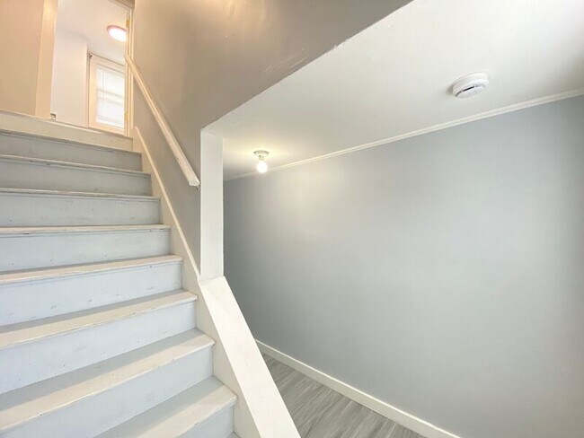 Building Photo - 9 Patten Ct