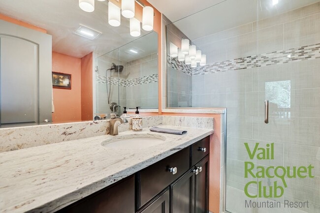 Building Photo - 4660 Racquet Club Dr
