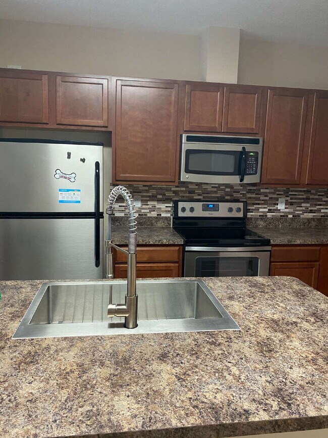 Building Photo - Beautiful 3-Bedroom Townhome in Desirable Oakleaf Plantation – Available Now!