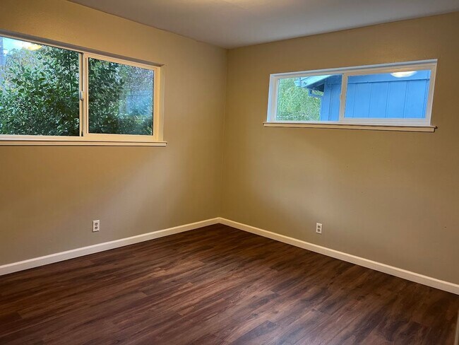Building Photo - Conveniently located just moments from dow...