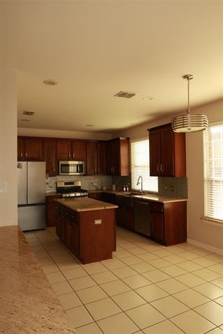 Building Photo - 6307 Lakewood Dr