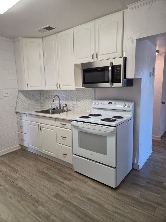 Building Photo - Large corner lot - Central Folsom 2 Bedroom, 1 Bath