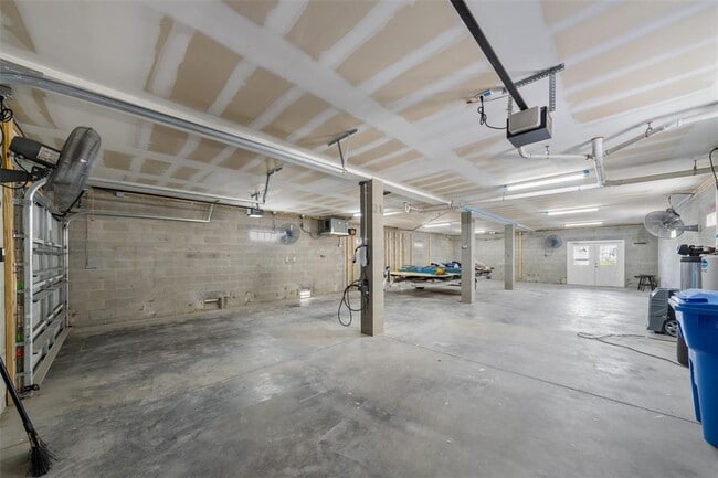 Building Photo - 12112 Lagoon Ln