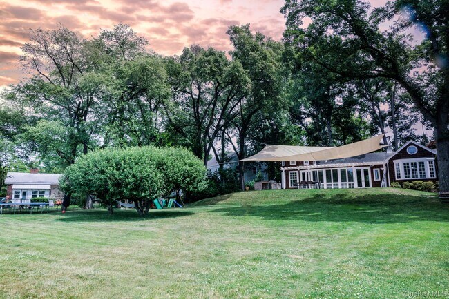 Building Photo - 658 Shore Acres Dr