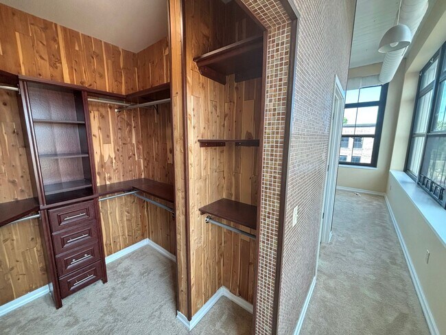 Building Photo - Downtown Luxury Condo in a Newly Renovated...