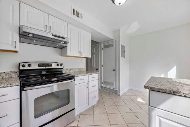 Building Photo - 1615 Cottonwood Dr