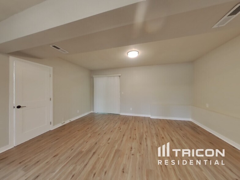 Building Photo - 7540 Grahns Ln NE