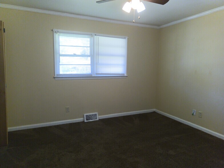 Building Photo - 2540 Alandale Dr