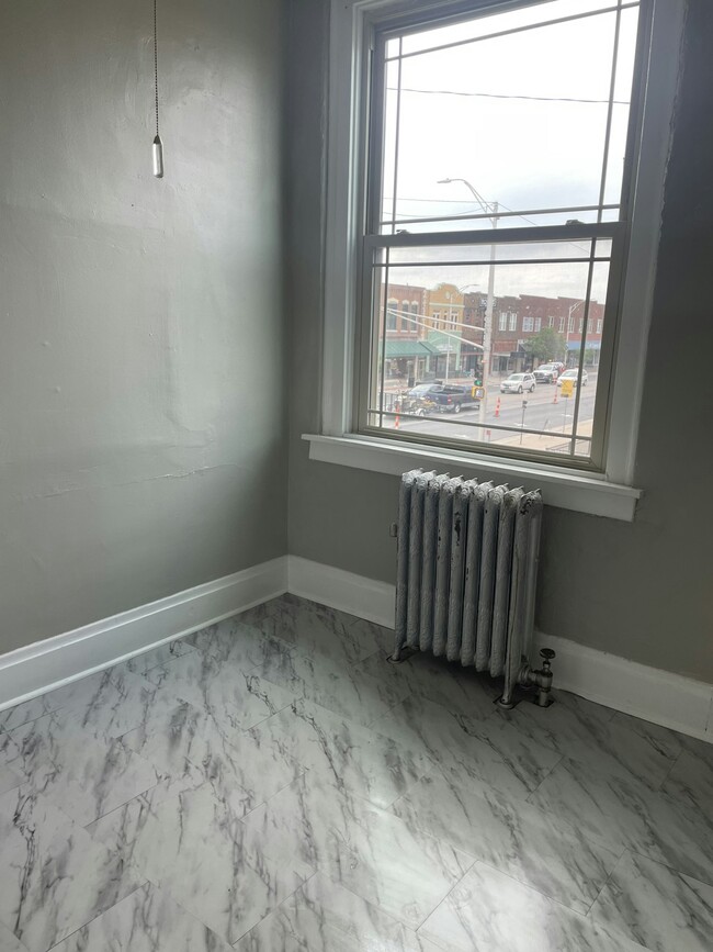 Building Photo - 109 1/2 East 6th Street