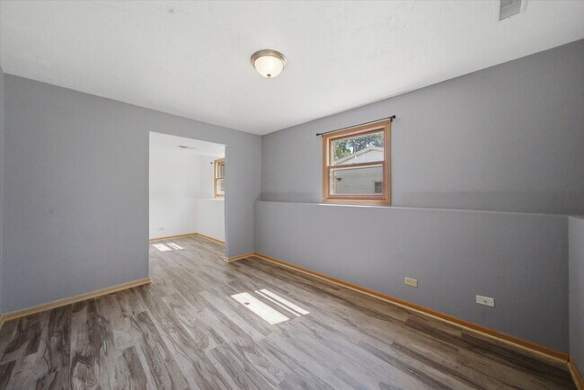Building Photo - Move-In Ready Split-Level with Open Floor Plan
