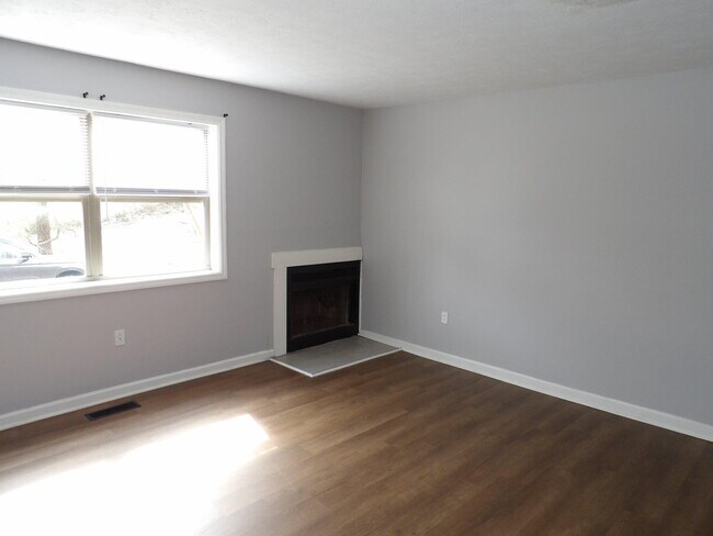 Building Photo - 902 Plaza Dr