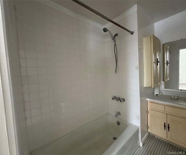 Building Photo - 165 Ulster Ave