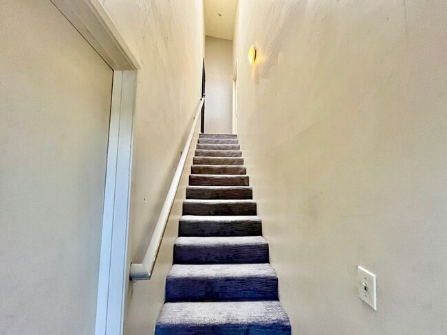 Building Photo - Upstairs Spacious ADU Studio with Loft and...