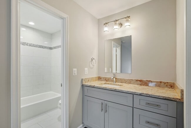 Building Photo - 2815 Lee Oaks Ct