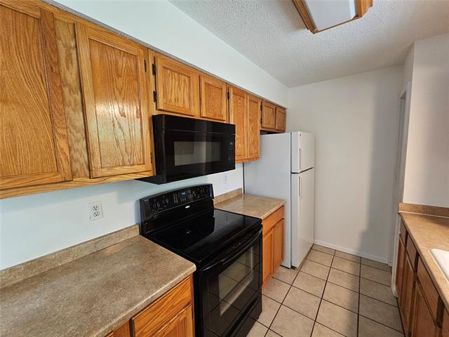 Building Photo - 10377 Country Club Dr