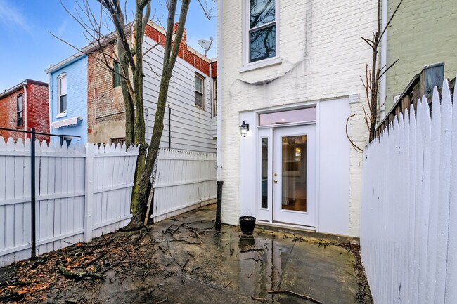 Building Photo - 314 14th Pl NE