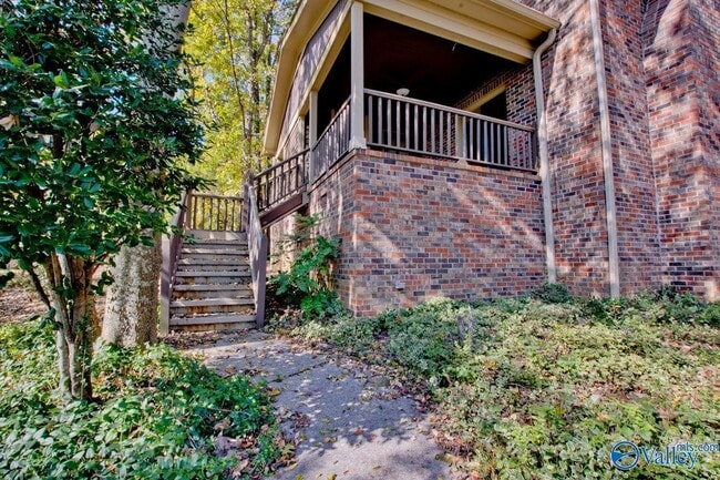 Building Photo - 3018 Live Oak Ln SW