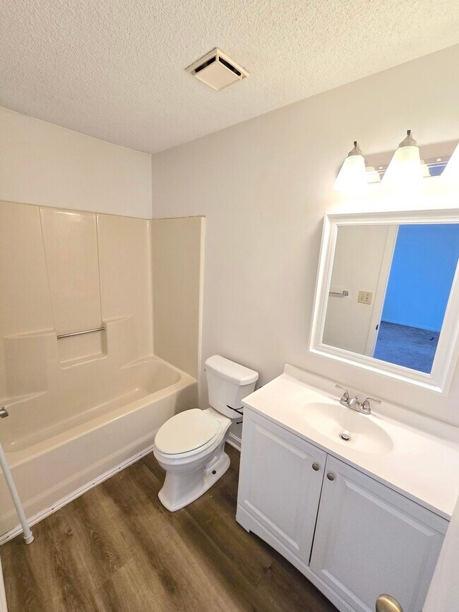 Building Photo - Awesome 3 Bed / 2 Bath Townhome with Open ...