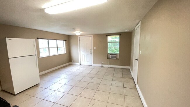 Building Photo - 2903 N U.S. Hwy 281