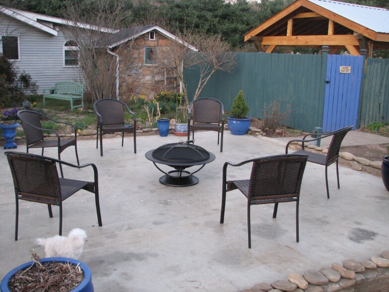 Building Photo - 12 Spruce St