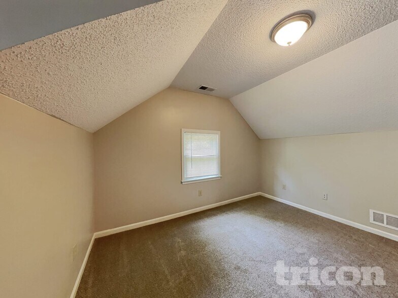 Building Photo - 529 Slew Ave