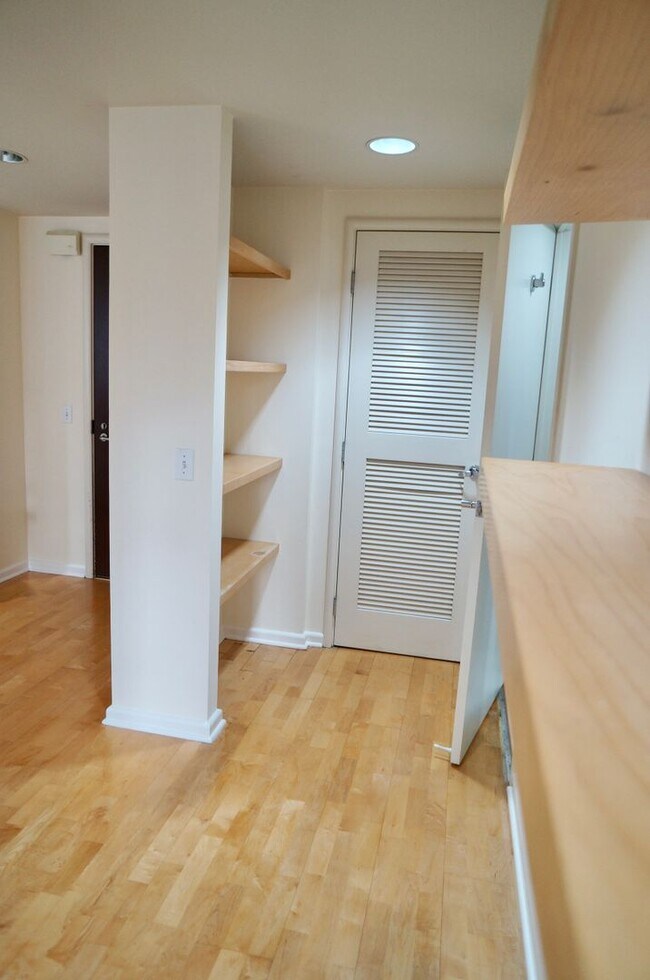 Building Photo - Excellent South Beach Location-1 Bed/1 Bath in Amenity Building with W/D & Garage Parking!
