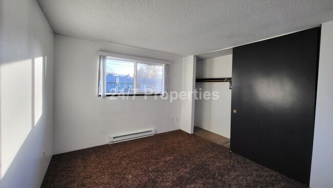 Building Photo - 2025-75MF