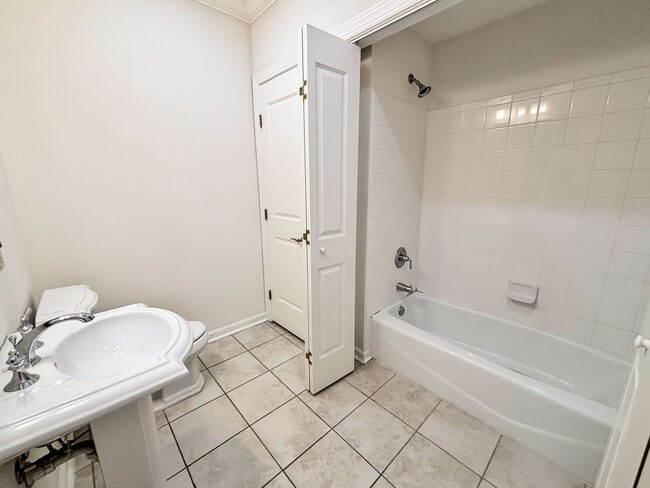 Building Photo - A 2 BR Lifestyle of Luxury at One Vinings Mountain!