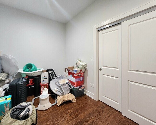 Building Photo - 1444 W Erie St