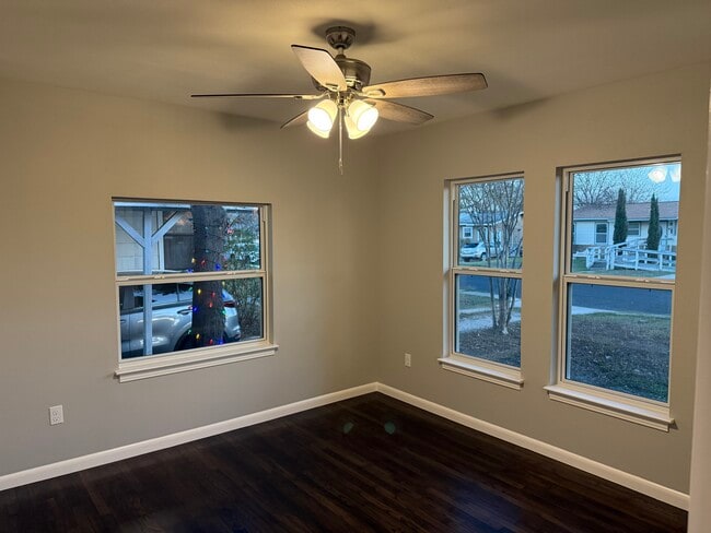 Building Photo - 415 W Mariposa Dr