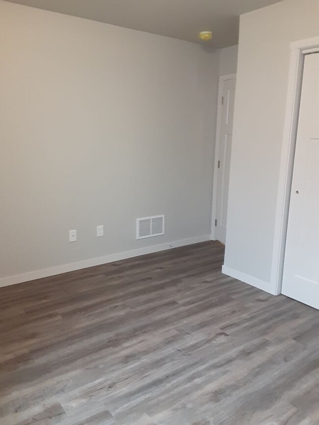 Building Photo - Modern Living in a 3-Bed, 2-Bath Townhome with Attached 2 Car Garage