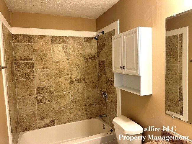 Building Photo - 207 James Cir