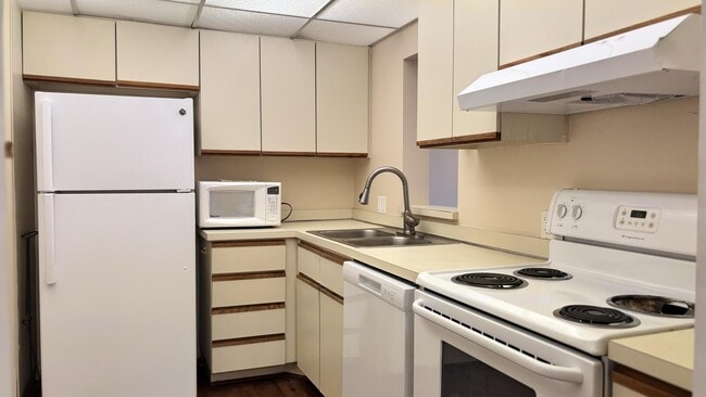 Building Photo - 4657 Fountains Dr S