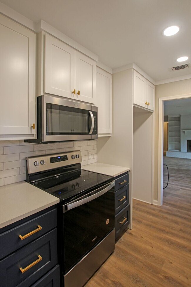 Building Photo - Coming Soon: Stunning 4-bedroom, 2-bath be...