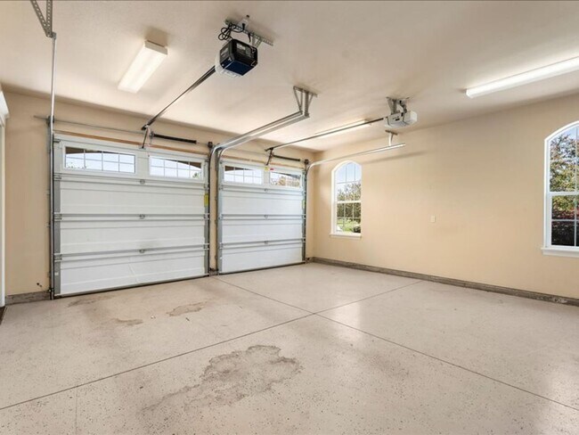 Building Photo - Stunning Tumalo Home on 3.21 Acres with Ca...