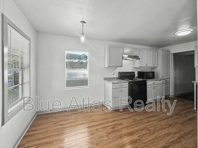 Building Photo - 1714 NW Dallas St