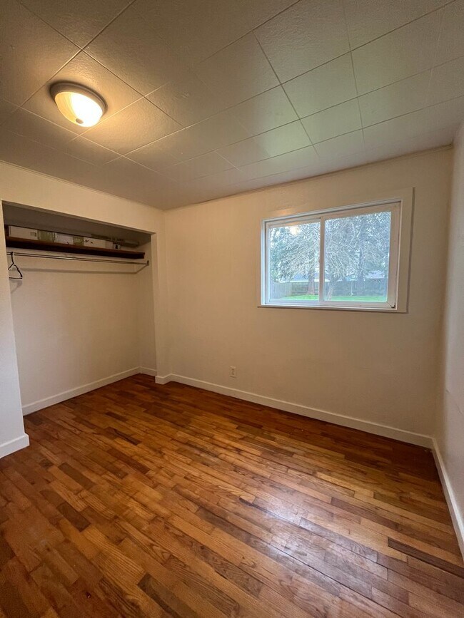 Building Photo - 2-Bedroom 1-Bathroom home close in Springfield