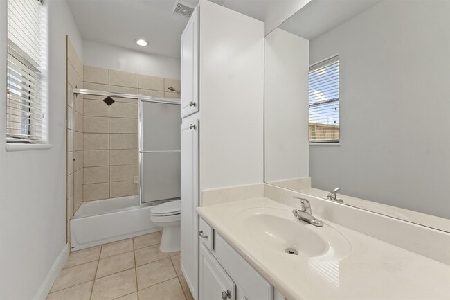 Building Photo - 2402 Calumet St