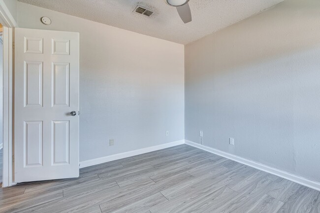 Building Photo - Broken Spoke - SOLA Townhome - 2BD - 1BA -...