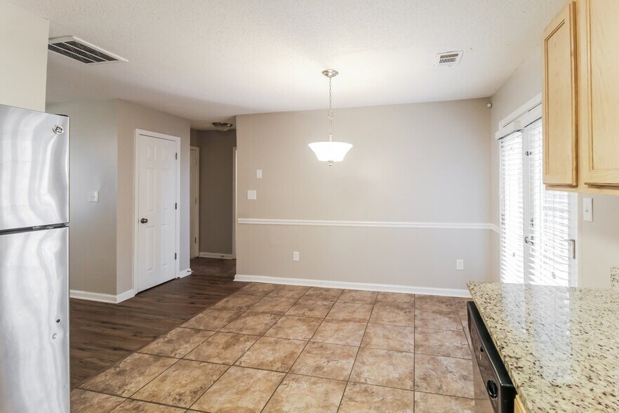 Building Photo - 7152 Ravenwood Ln