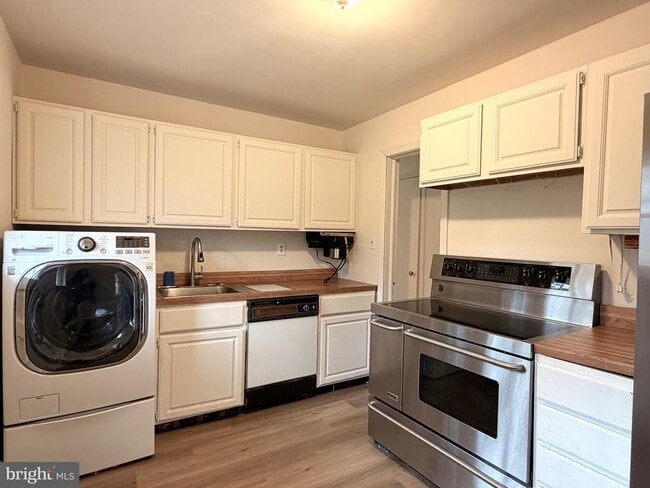 Building Photo - 2121 Patrick Henry Dr