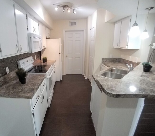 Building Photo - Gorgeous Remodeled 2/2 Floors Condo For Re...