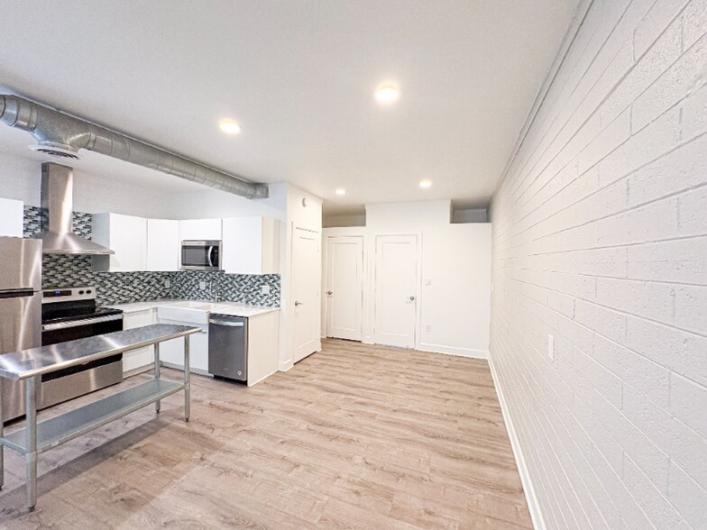 Building Photo - 2737 E Glenrosa Ave