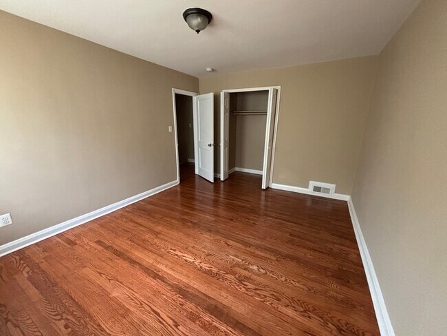 Building Photo - 3 Bedrooms plus Finished basement